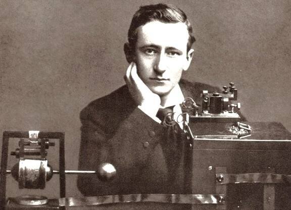 Guglielmo_Marconi_posing