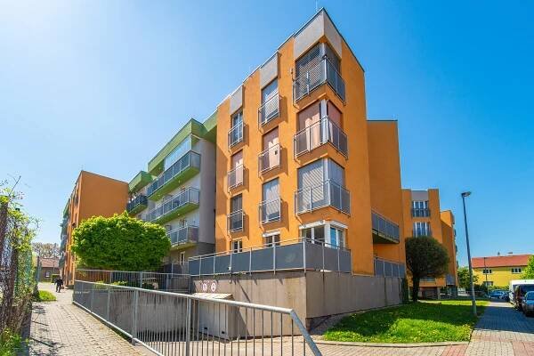 Prodáno 7/2025. Prodej hezkého bytu 2+kk (63 m2) s lodžií, balkonem a garážovým stáním, Praha Libuš | I.P.R. Real Estate