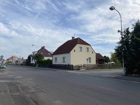 Na křižovatkách Svatojánské ulice s Pražskou a Čapkovy a Boleslavskou (na snímku) bude umístěno dopravní značení Zóna s dopravním omezením. Foto: město Bakov nad Jizerou