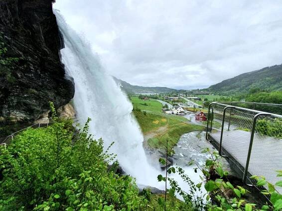 Steinsdalsfossen,Hardanger,norheimsund,øystese,hardangerfjord,hardangerfjorden,hardanger fjord hotel, sandven hotel, torefjell, sjusete,movatnet,mo, tørrvikbygd,samnanger,strandebarm,vesoldo,hardangerfjord adventure,nasjonal turistveg, riksvei 7, kvamskogen,kvam,furedalen,eikedalen, waterfall,fossefall,foss,barnevennlig.