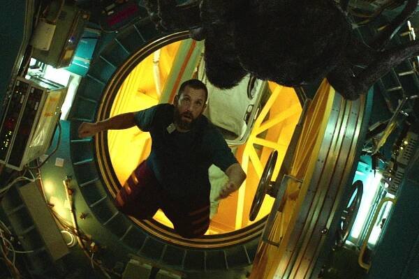 Kosmonaut z Čech: Netflix ukázal trailer na sci-fi Adama Sandlera