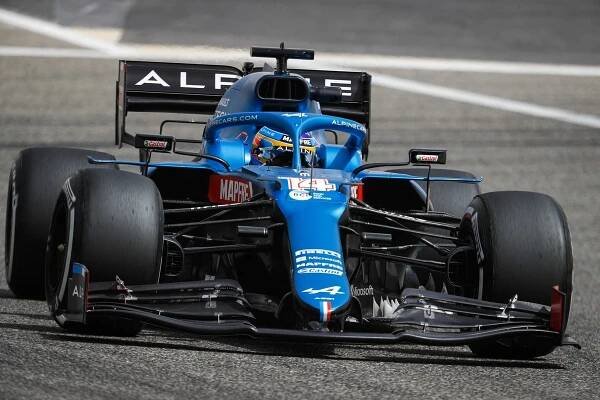 Titanový Alonso! Po nehodě má destičku v čelisti, v testech dojel druhý
