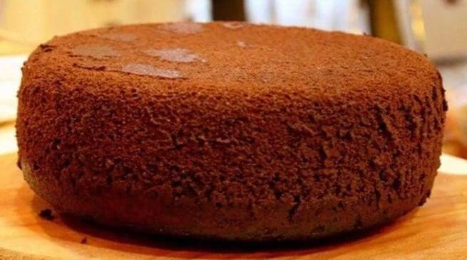 Recept na levný a rychle připravený kakaový korpus, který se hodí na mnoho dortů a zákusků