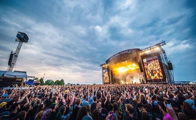 OBRAZEM: Oblohu nad festivalem Rock for People ovládly v pátek roje dronů