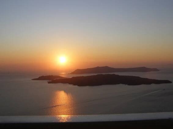 Západ slunce nad „Atlantidou“. Řecký ostrov Théra. Zdroj foto: Adonis Santorini, CC BY-SA 4.0 , via Wikimedia Commons
