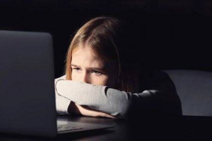 Se sextingem,  tedy sdílením intimních fotek nebo videí na internetu se setkává stále více dětí. Jsou oběťmi šikany nebo vydírání.  (ilustrační foto) | foto: Shutterstock