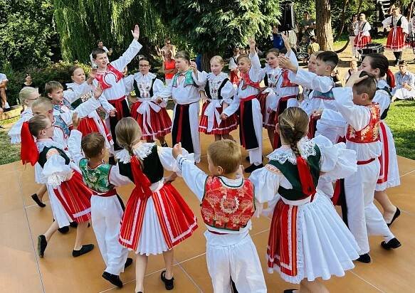 Folklorní sdružení Jánošík Brno - Dětský folklorní soubor Štěpnička, Veselí nad Moravou