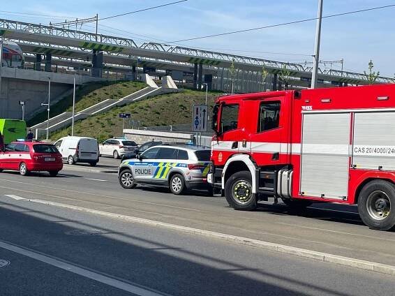 Velká nehoda ve Strašnicích: 10 zraněných při nehodě autobusu a tramvaje!