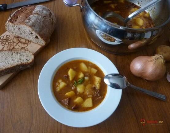 Recept na bramborový guláš s klobásou krok za krokem