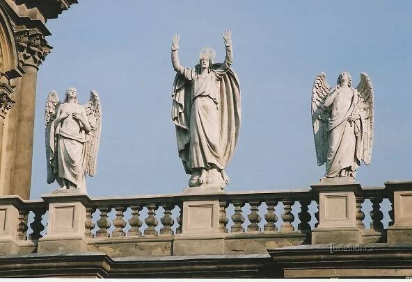 Ditrichštejnská hrobka - detail vstupního průčelí