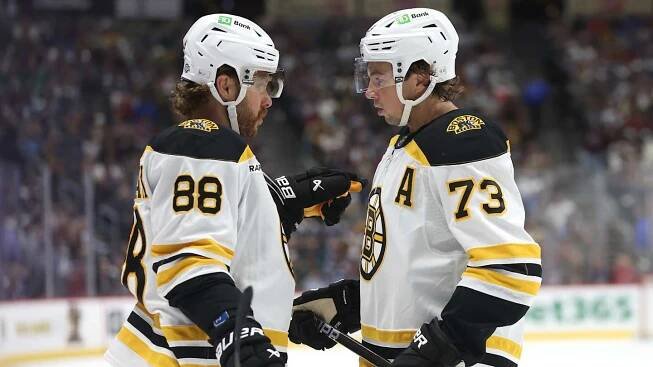 Naše dítě. McAvoy a Pastrňák pravděpodobně povedou Boston spolu a bez „céčka“
