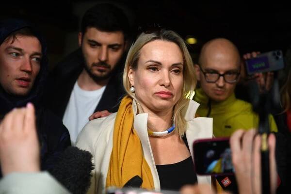 Protestující novinářka Marina Ovsjannikovová dostala pokutu. Obává se ale v Rusku o své bezpečí.