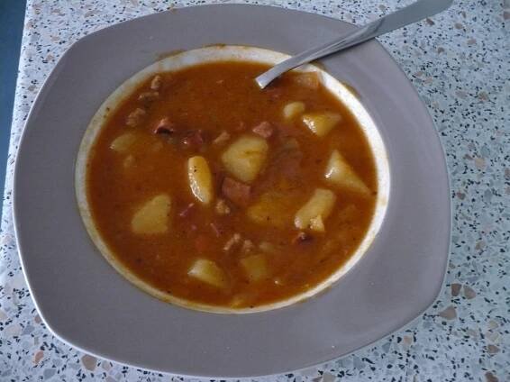 Recept: Bramborový guláš s fazolemi | Tradičnírecepty.cz