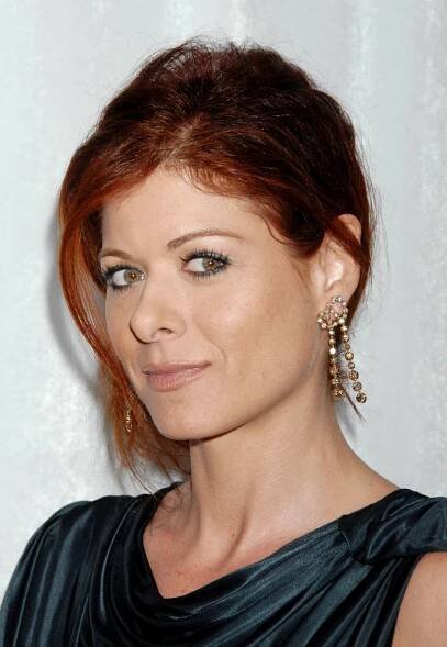 Debra Messing Glowing at the 8th Annual Awards Season Diamond Fashion Show Wallpaper