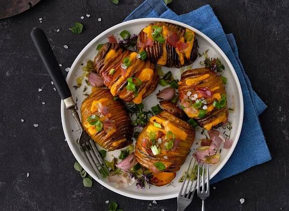 Plněné zapečené brambory Hasselback se slaninou a sýrem