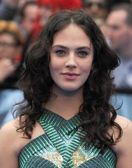 Cute Movie Couple Alert: Daniel Radcliffe and Jessica Brown Findlay (A.K.A. Downton's Sybil) in Frankenstein