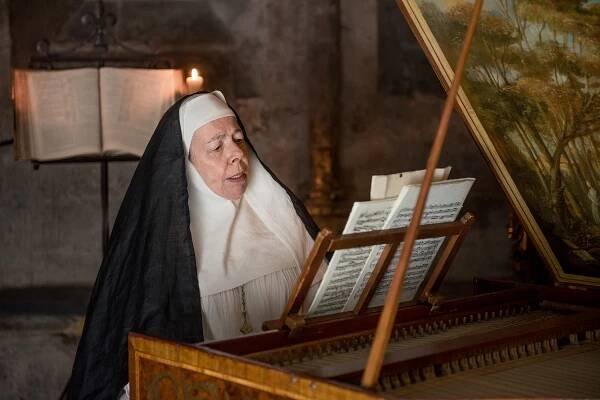 Cizinka - Šifra - Z filmu - Frances de la Tour