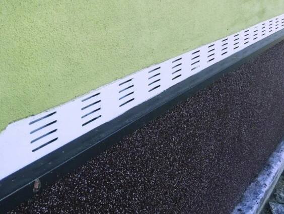 COVERNIT Difuzní lišta pro odvětrání vlhkého zdiva, exteriérová 70 x 14 x 2000mm