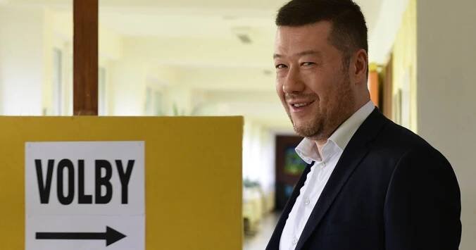 ‚Dvojitá dezinformace, manipulativní mix.‘ Během voleb se u Okamury objevila roky stará fotka muslimů
