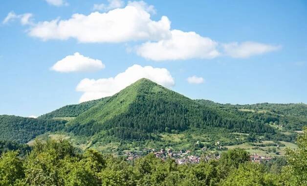 Sluneční pyramida u města Visoko