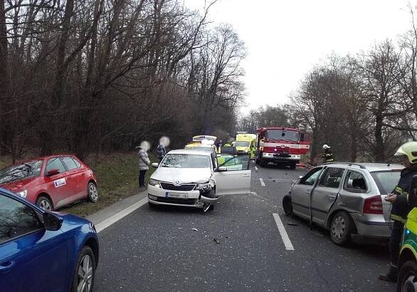 Hlavní tah na Mělník uzavřela nehoda čtyř vozidel