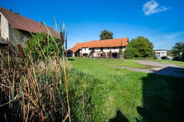 Bývalá zemědělská usedlost se stavebními pozemky – ZHReality