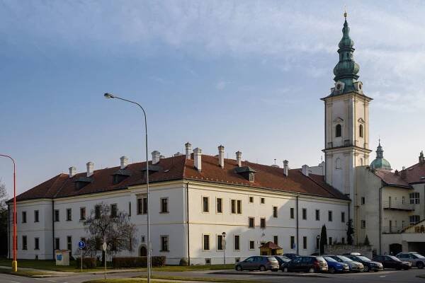 Františkánský klášter v Uherském Hradišti přejde do majetku města - Arcibiskupství olomoucké