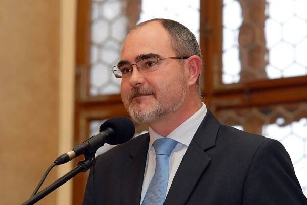 Sedm mimořádných činů, které se staly v letošním roce, ocenil odbor bezpečnosti a prevence kriminality společně s odborem krizového řízení magistrátu při slavnostním setkání na plzeňské radnici (9.12.2014), nad kterým převzal záštitu primátor města Plzně Martin Zrzavecký. Mezi čtrnácti oceněnými jsou hasiči, policisté, strážníci a záchranáři. Uznání v podobě pamětní plakety letos pošesté uděluje město za příkladné životní postoje lidí, kteří prokázali obětavost, odvahu a svým zákrokem při mimořádné události se zasloužili o záchranu lidského života.