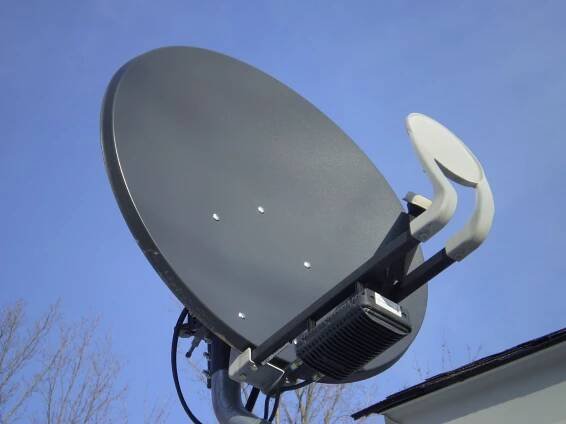 Satelitní televize za korunu je nesmysl. Na skrytých poplatcích zaplatíte přes 5 000 Kč
