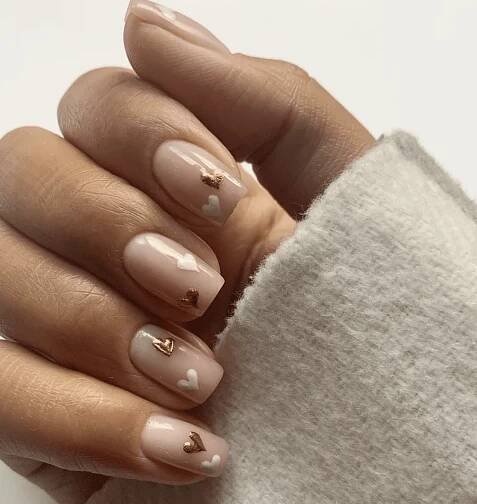 Short Fall Acrylic Nails 2022, Valentines Day Nails Gel Simple Short, Fall Aesthetic Nails Short, Cute Fall Nail Ideas For Short Nails, Fall Nails Heart, Short Acrylic Nails Designs Fall, Fall Nail Inspo 2022 Square, Almond Nails Designs Valentines Day, Simple Fall Nail Art Designs