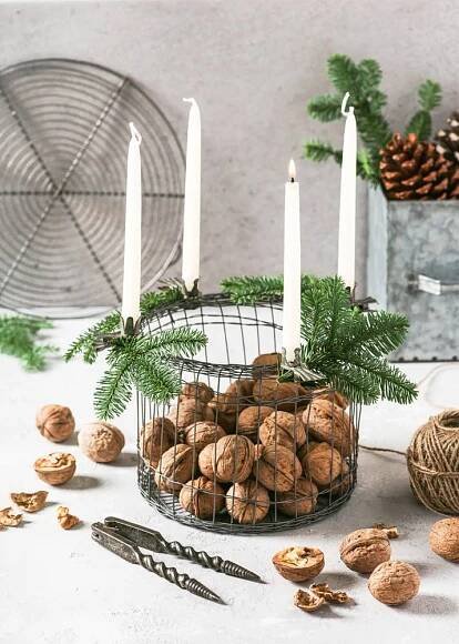 rustikální vánoční adventní věnec s bílými svíčkami, zelenými větvemi jedle a vlašskými ořechy. 1. advent. - adventní věnec - stock snímky, obrázky a fotky