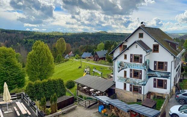 NP České Švýcarsko: Hřensko v Resortu Mezná se snídaní a privátním wellness (sauna, vířivka) + úschovna kol