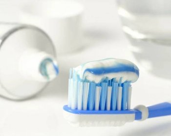11 geniálních triků jak netradičně využít obyčejnou zubní pastu ve Vaší domácnosti!