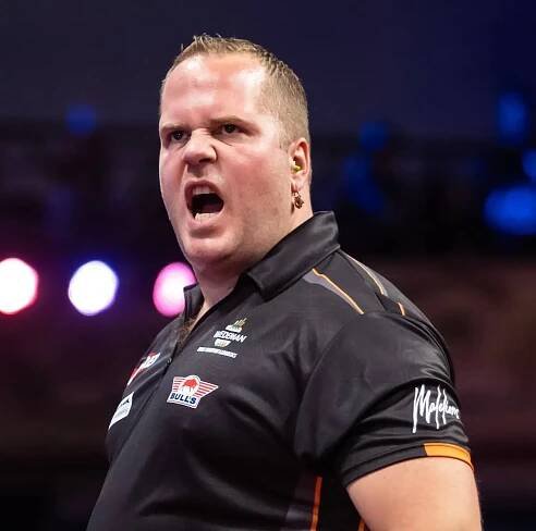 Dirk van Duijvenbode throws nine-dart finish 5-0 down during Players Championship 25