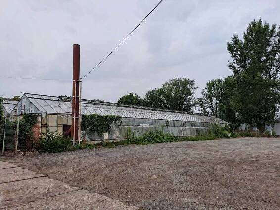 Bezmála čtrnáctihektarový brownfield v brněnských Žabovřeskách. V minulosti tam fungovalo jednotné zemědělské družstvo, dnes je lokalita až na výjimky téměř opuštěná.