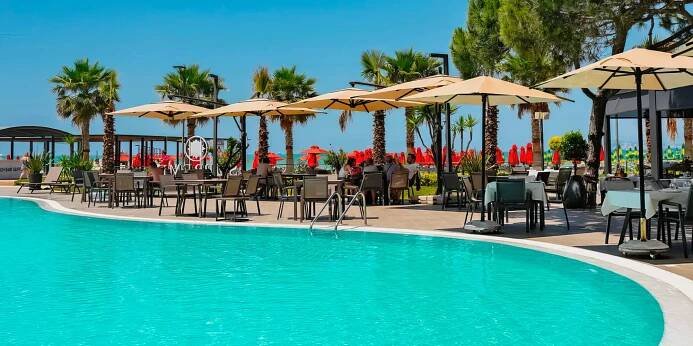 Letecky do Albánie: 4* Hotel Supreme přímo u Jadranu, all inclusive