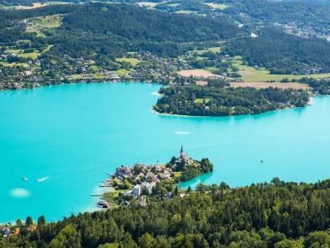 Rakouské jezero Wörthersee je alpským Karibikem. Krásy této lokace můžete zkoumat z místních vyhlídek nebo se vydat na paddleboard či plavbu lodí - Objevím.cz