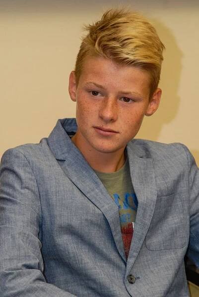 Radní pro oblast podpory podnikání a sportu Michal Dvořák dnes (19.8.2015) pokračoval v osobním poděkování mladým sportovcům, kteří na Hrách VII. letní olympiády dětí a mládeže České republiky získali cenné medaile a pro pořádající Plzeňský kraj body do celkového hodnocení krajů. Tentokrát na radnici přivítal čtyři mladé plavce z klubu Slávia VŠ Plzeň včetně trenéra Patrika Davídka.