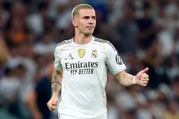 MADRID, SPAIN - AUGUST 19: Franco Mastantuono of Real Madrid gestures during the LaLiga EA Sports match between Real Madrid CF and CA Osasuna at Estadio Santiago Bernabeu on August 19, 2025 in Madrid, Spain. (Photo by Angel Martinez/Getty Images)