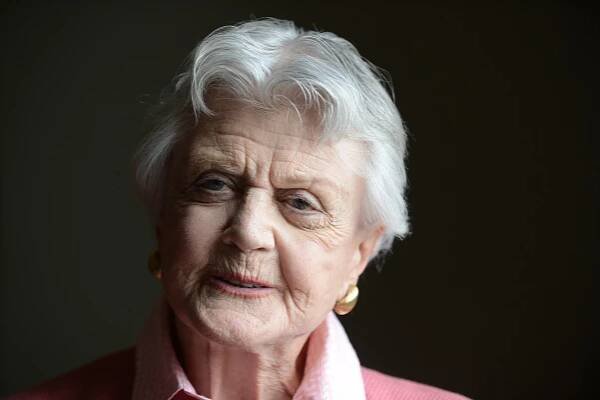 Dům Angely Lansbury je půl roku po její smrti na prodej: Jak bydlela seriálová Jessica Fletcherová - Expres FM