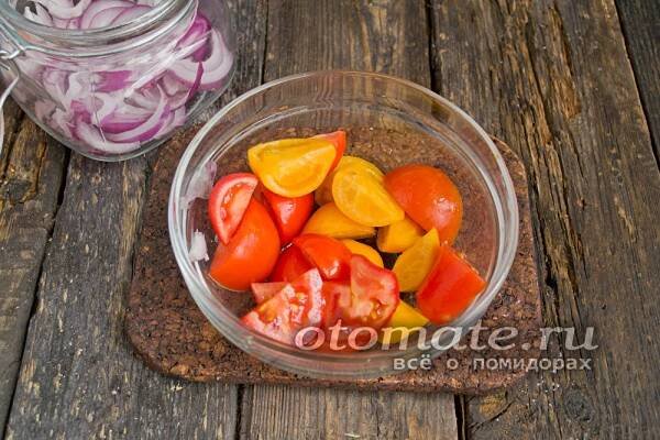 Salát Lakomka na zimu z rajčat, papriky a cibule: recept