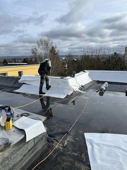 Roofman - Střechy a stavby na klíč| Rekonstrukce střechy BD Olomouc Lazce, hydroizolace PVC Bauder, zateplení EPS