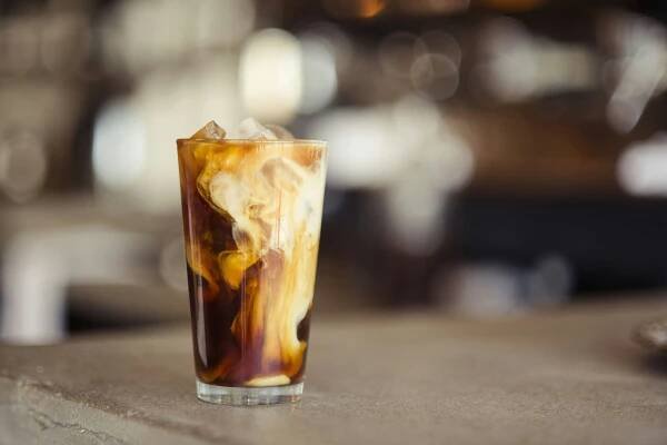 V horku nemusí být káva vždy v podobě frappé. Ochutnejte cold brew • Styl života