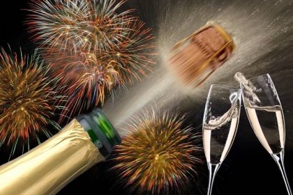Stáhnout - Šťastný nový rok s ohňostrojem a champagner — Stock obrázek