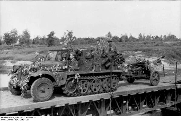 Sd.Kfz.10 Light German half track prime mover