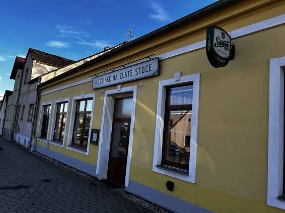 Grilované vepřové koleno v hostinci Na Zlaté stoce: 750g porce a neomezeně příloh