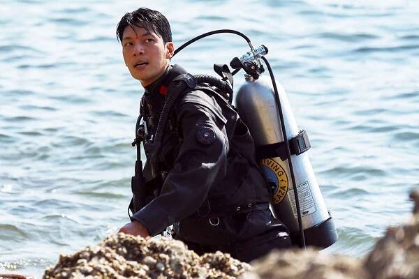 Wi Ha-jun as Hwang Jun-ho in Squid Game S3