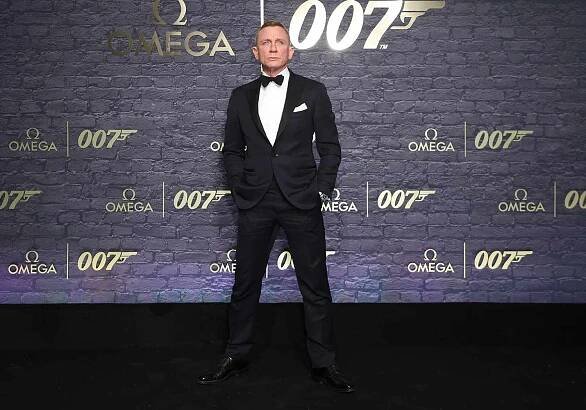 Daniel Craig Channels James Bond, Plus Kate Hudson, Emily Ratajkowski, Chrissy Teigen and More