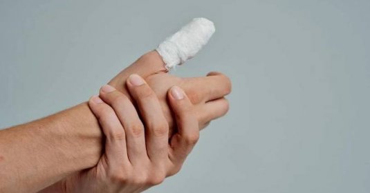 Jak si zlomit prst bez následků: Bezpečný postup krok za krokem