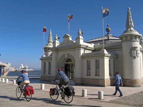 Soubor:Cantabria. Santander. Palacete del Embarcadero. Paseo de Pereda. Spain (2745625131).jpg